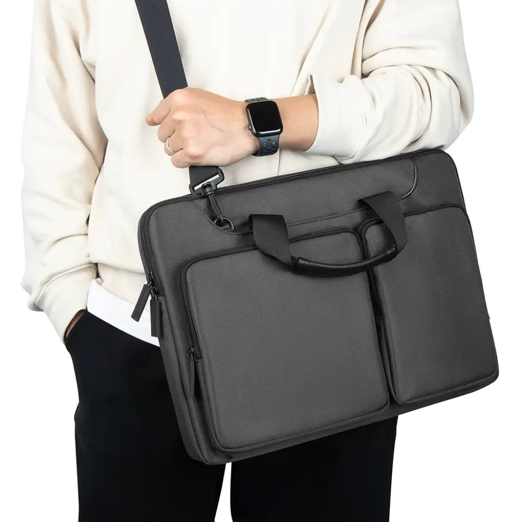 Close-up van verstelbare schouderband van crossbody laptoptas 13 inch, wat het comfort en de flexibiliteit bij het dragen benadrukt.