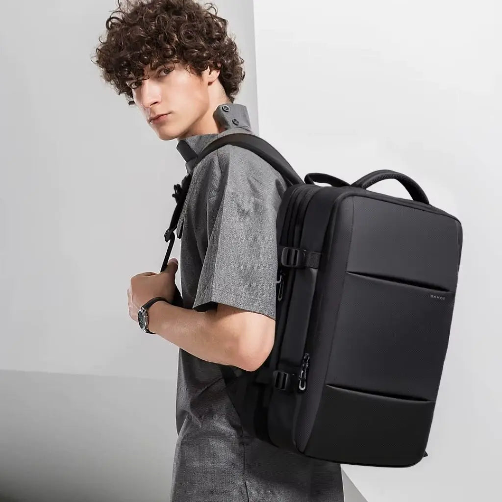 Jonge man met een design laptop rugzak 16 inch, ideaal voor een moderne en professionele look.