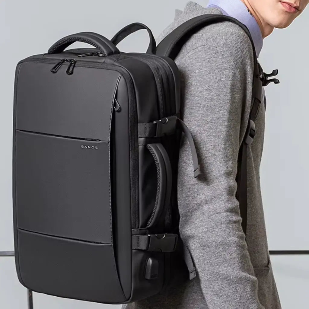 Design laptop rugzak 16 inch gedragen door een man, met een zijhandvat en verstelbare riemen voor extra draagcomfort.