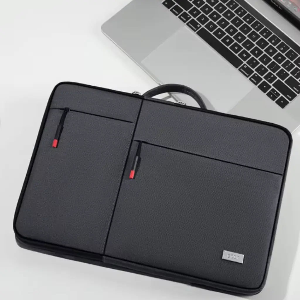 Dezelfde foto als Image 10, die de laptoptas dames schokbestendig toont naast een laptop. De geraffineerde textuur, slanke vormgeving en functionele externe compartimenten maken deze tas ideaal voor dagelijks zakelijk gebruik.
