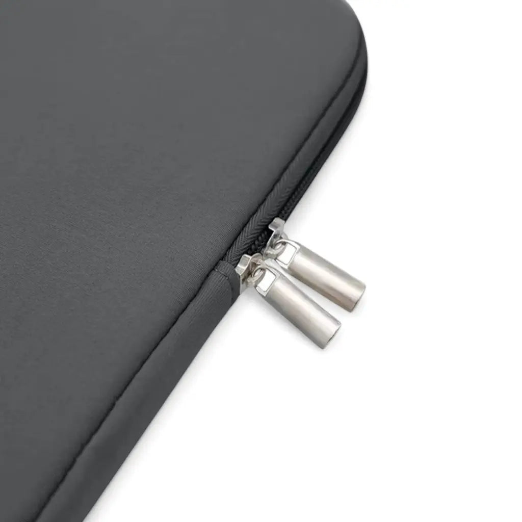 Close-up van metalen ritssluiting op lightweight laptop sleeve, kwaliteitsdetail voor dagelijkse bescherming.
