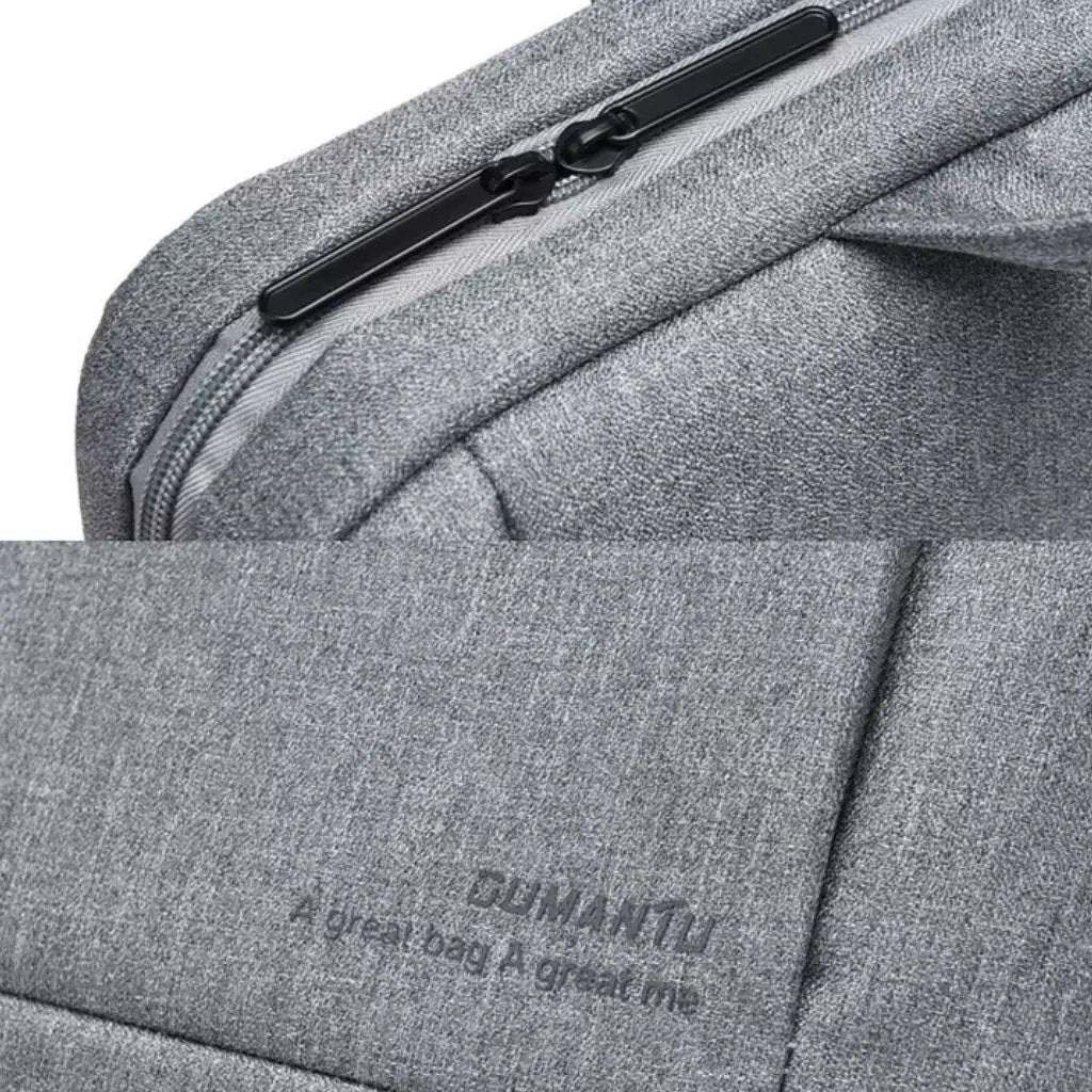 Detailopnames van de laptoptas heren 13 inch grijs met hoogwaardige ritssluiting, waterafstotend textiel en het subtiele DUMANTU logo met de tekst "A great bag A great me".