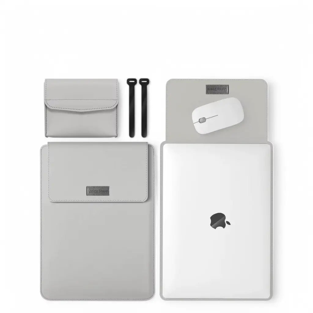 Grijze leren laptop hoes set met accessoires en MacBook, biedt duurzame bescherming met minimalistisch design.
