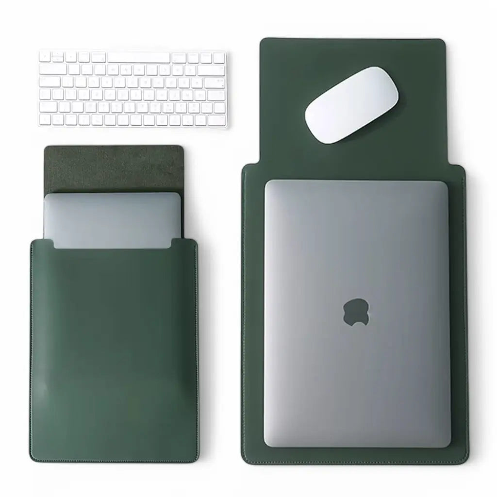 Groene 2 in 1 laptop sleeve met MacBook, toetsenbord en muis op witte achtergrond. Multifunctioneel ontwerp voor optimale bescherming.