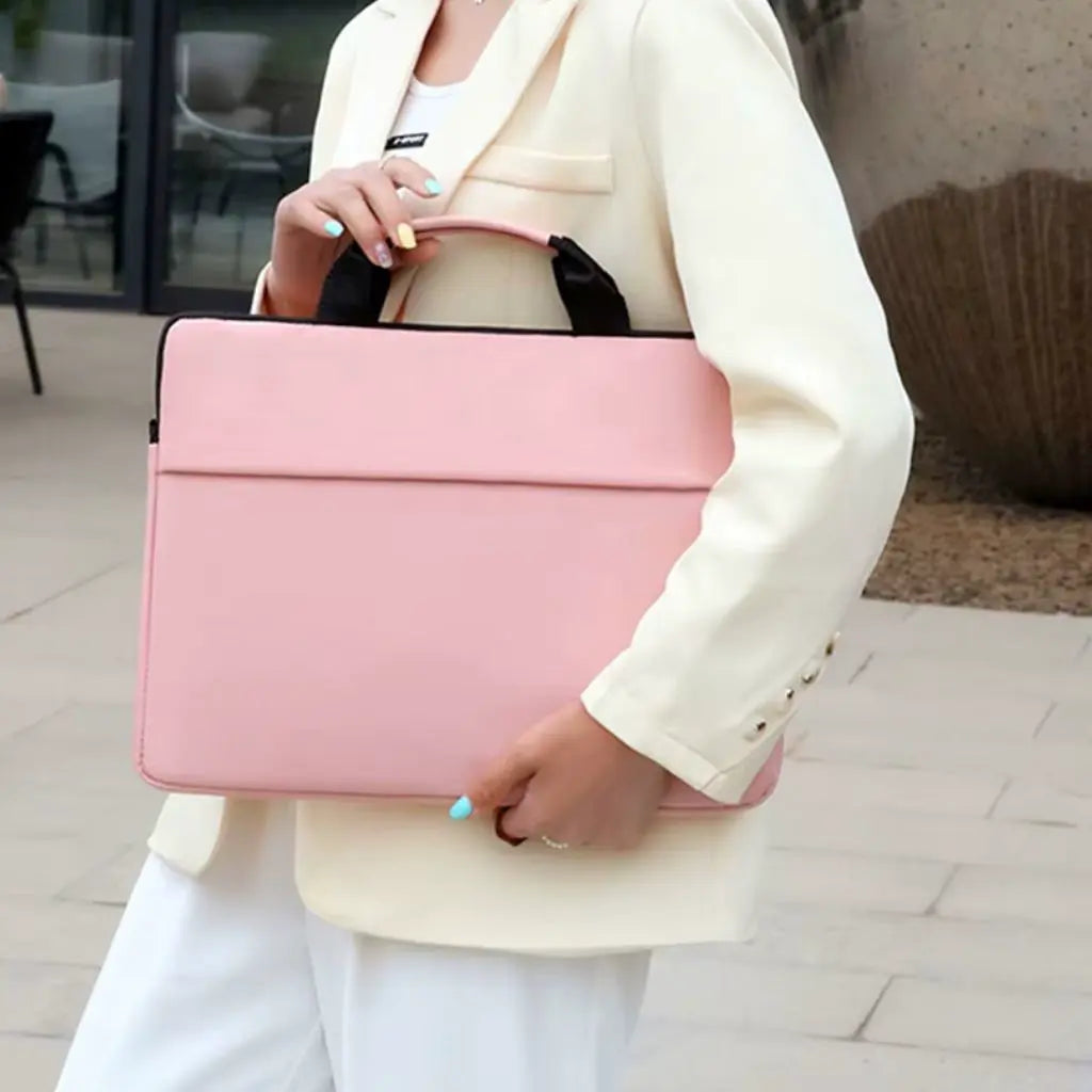 Een vrouw in wit zakelijk pak draagt een laptoptas dames 17 inch roze, de tas heeft een strak ontwerp met zwarte handvatten en past perfect bij haar professionele uitstraling.