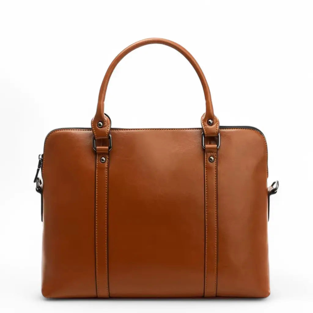 Elegante bruine leren laptoptas voor dames van 14 inch. Deze stijlvolle tas heeft twee stevige handvatten, een glanzende leren afwerking en een ruim hoofdcompartiment met rits. De laptoptas heeft een professionele uitstraling en is perfect voor zakelijk gebruik. Leren elegante laptoptas dames 14 inch bruin.
