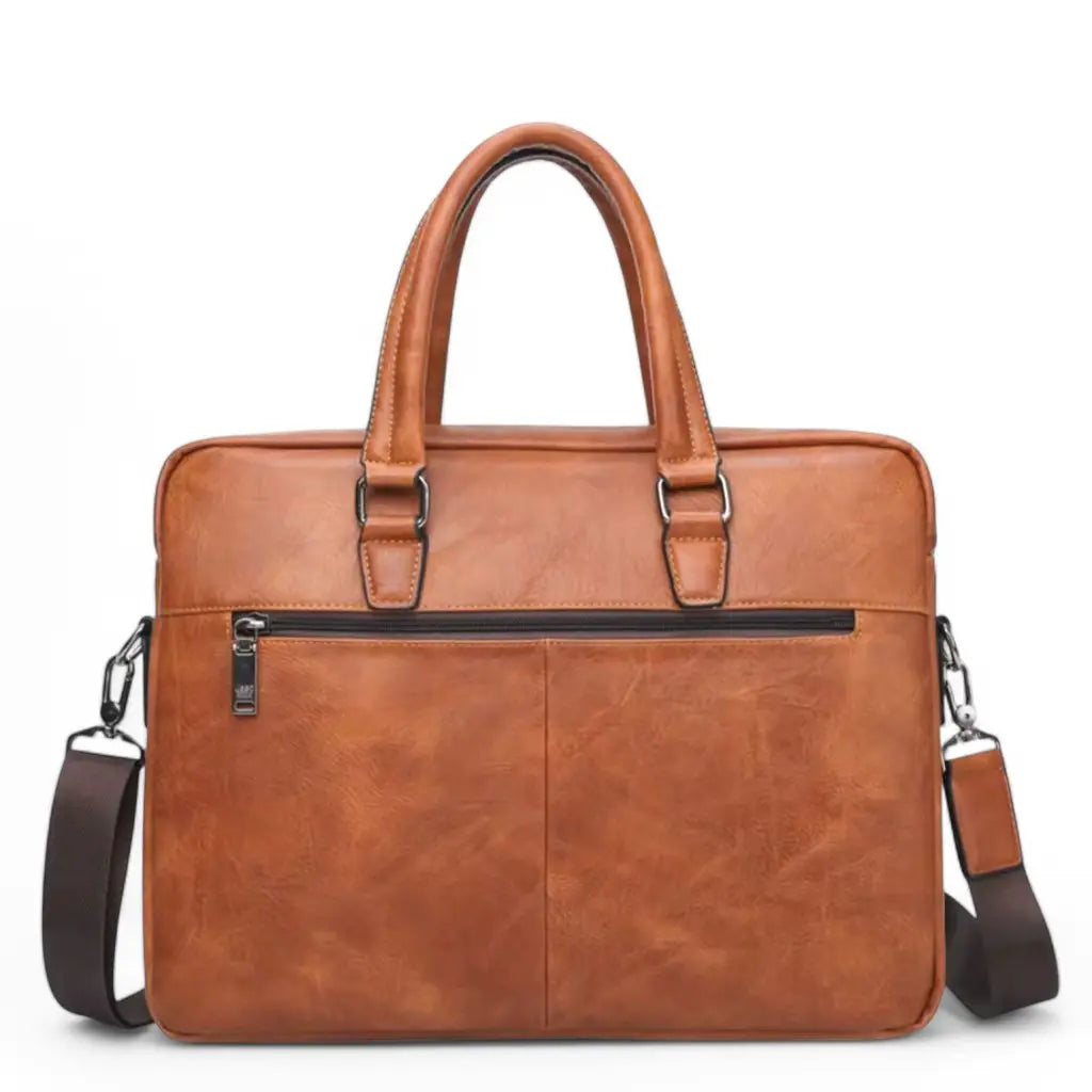 Frontaal aanzicht van leren laptoptas heren 13 inch bruin met Jeep logo, handgrepen, schouderriem en een horizontale rits aan de bovenkant op een witte achtergrond.