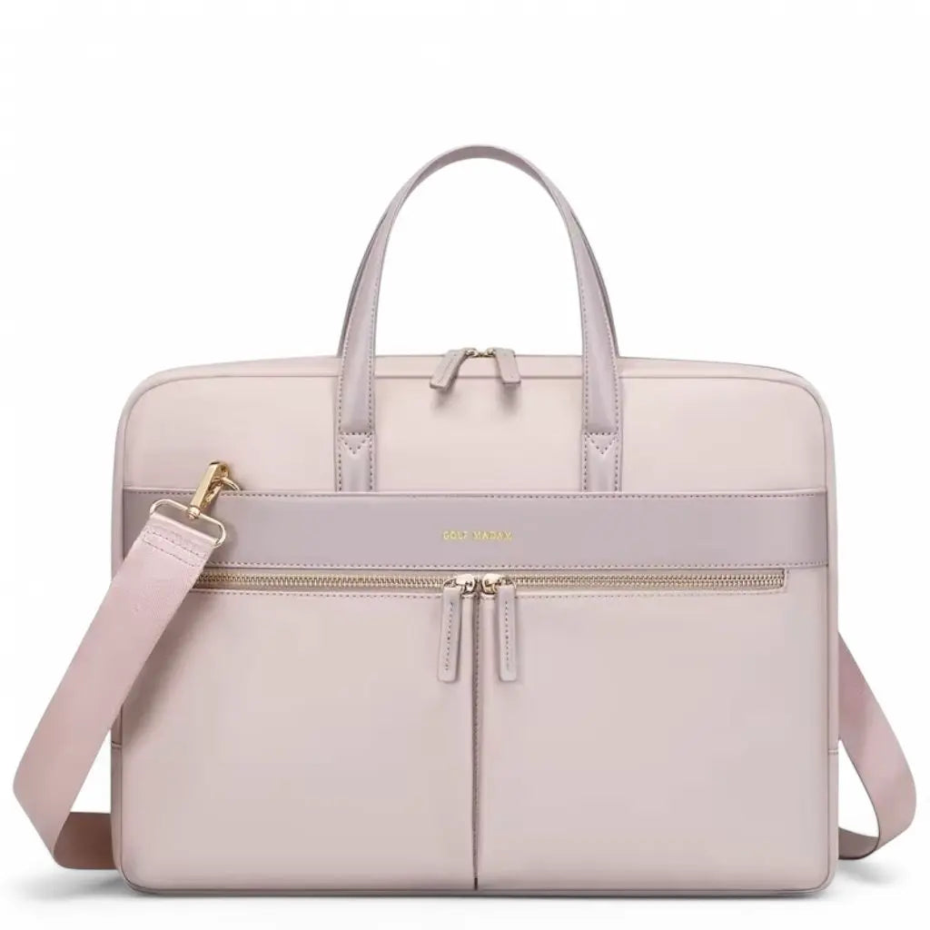 Stijlvolle leuke laptoptas dames 15.6 inch roze van GOLF MADAM met gouden logo, lichtroze kunstleer, goudkleurige ritssluiting en afneembare schouderriem op witte achtergrond.
