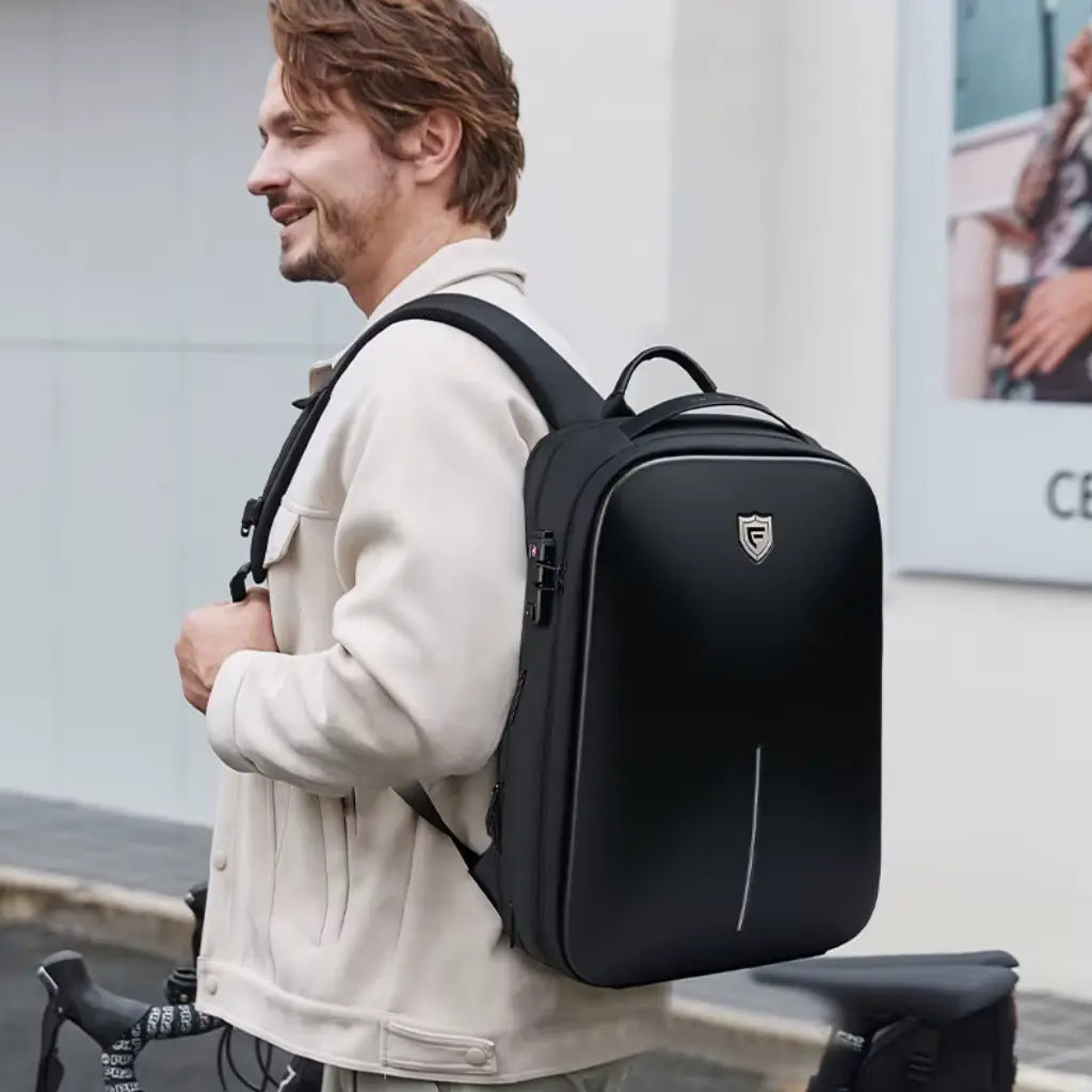 Man in licht jasje draagt waterdichte fietstas rugzak voor laptop 15.6 inch met schildlogo, perfect voor dagelijks woon-werkverkeer.