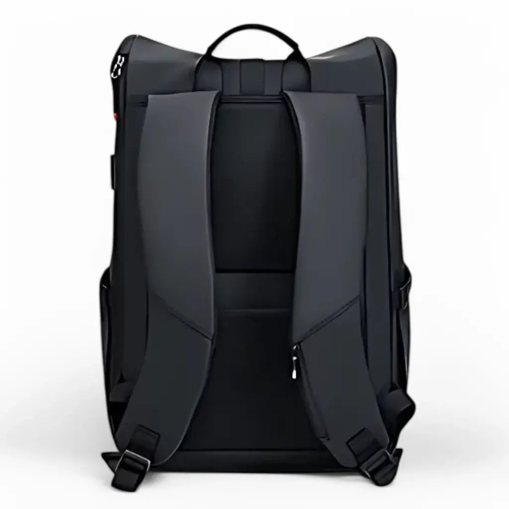 Achterkant van de Nomad laptop rugzak met ergonomisch ontworpen schouderriemen en mesh rugpaneel voor optimaal draagcomfort.