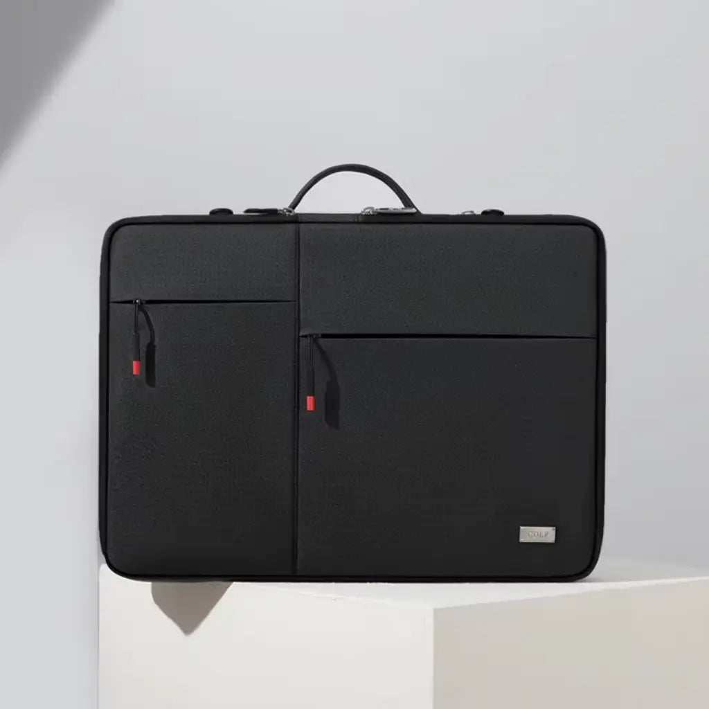 Close-up van de laptoptas dames schokbestendig met duidelijk zichtbare textuur en afwerking. De tas heeft een elegante grijze tint en is voorzien van het subtiele zilverkleurige GOLF-logo, wat discretie en stijl combineert voor gebruik in formele werkomgevingen.