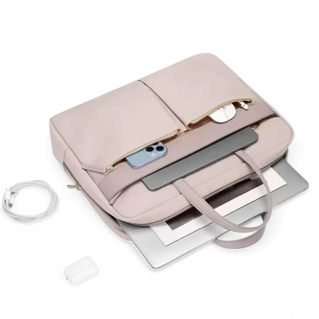 Open leuke laptoptas dames 15.6 inch roze waarin een laptop, documenten, smartphone en accessoires passen, met handige vakken en aansluitkabel zichtbaar naast de tas.