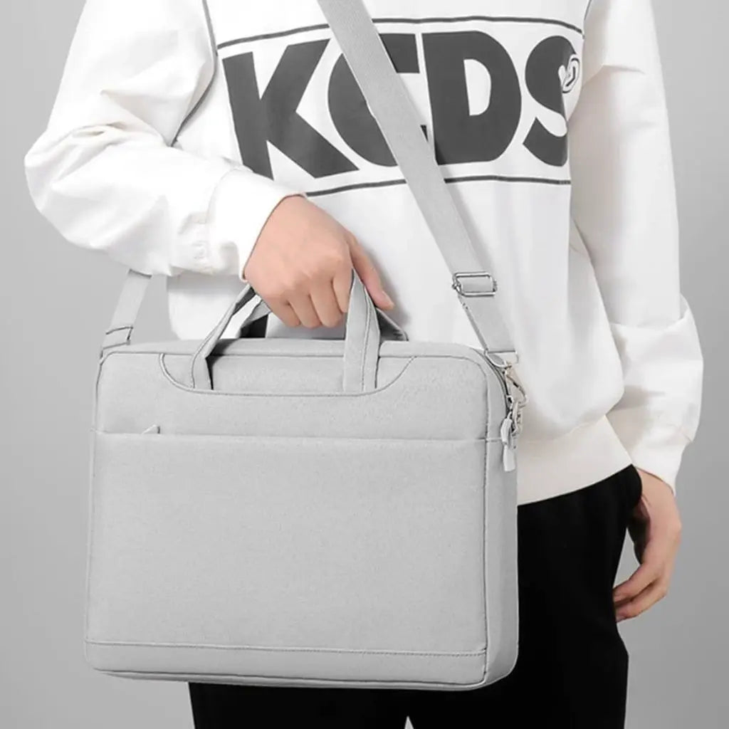 Gaming laptoptas 17 inch gedragen door een jongere met een witte KCDS-sweater, toont het ergonomische draagcomfort en de moderne stijl die past bij Nederlandse gamers tijdens LAN-parties of reizen naar gamecompetities.