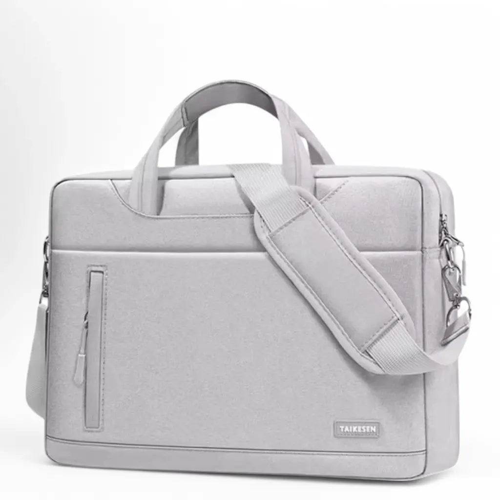 Gaming laptoptas 17 inch met verstelbare schouderband bevestigd aan stevige metalen haken, gemaakt van duurzaam waterafstotend materiaal en voorzien van een praktisch voorvak met ritssluiting voor accessoires.