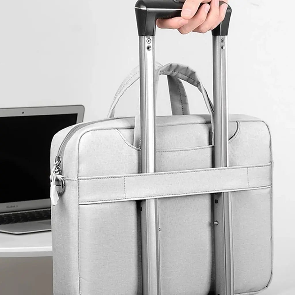 Gaming laptoptas 17 inch met handige trolleyband waarmee je de tas eenvoudig over je rolkoffer kunt schuiven tijdens het reizen, ideaal voor Nederlandse gamers die naar internationale toernooien of LAN-events gaan.