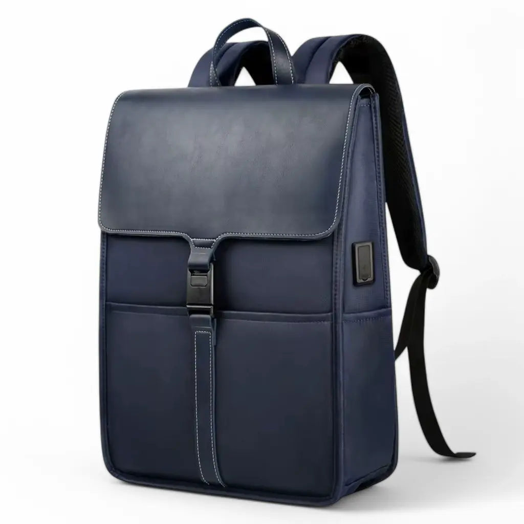 Blauwe rugzak voor laptop 15,6 inch met een strak en modern design. De tas heeft een stevige sluiting, verstelbare schouderbanden en een USB-oplaadpoort aan de zijkant.