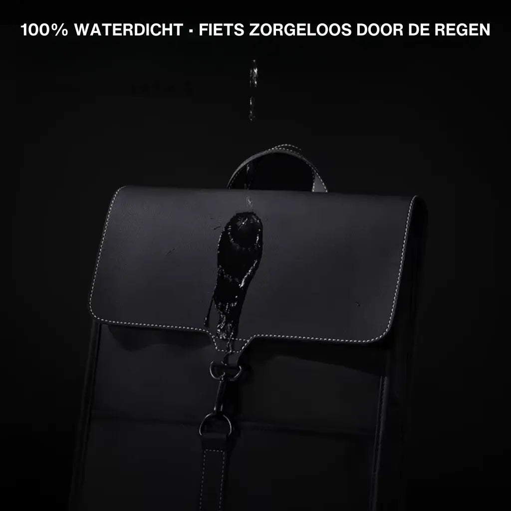 Zwarte waterdichte rugzak met een strak ontwerp, waar waterdruppels vanaf glijden. De rugzak heeft een stevige flap met een metalen sluiting, en contrasterende stiksels die de kwaliteit benadrukken.