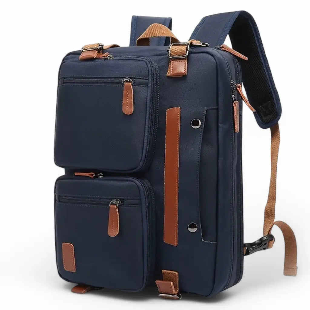 Zijaanzicht van de grote laptoptas heren blauw in rugzak-formaat met bruine canvas schouderriemen. De functionele marineblauw tas toont de ruime buitenvakken met bruine riempjes, ideaal voor dagelijks gebruik door forenzen en zakenreizigers.