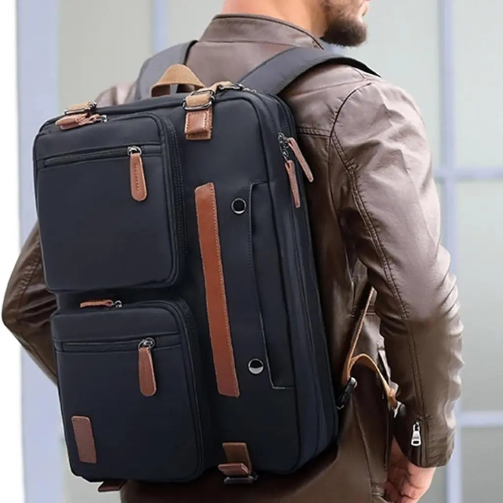 Dubbele afbeelding van een grote laptoptas heren die zowel als rugzak als handtas gedragen kan worden, gedemonstreerd door een man in een bruine leren jas.