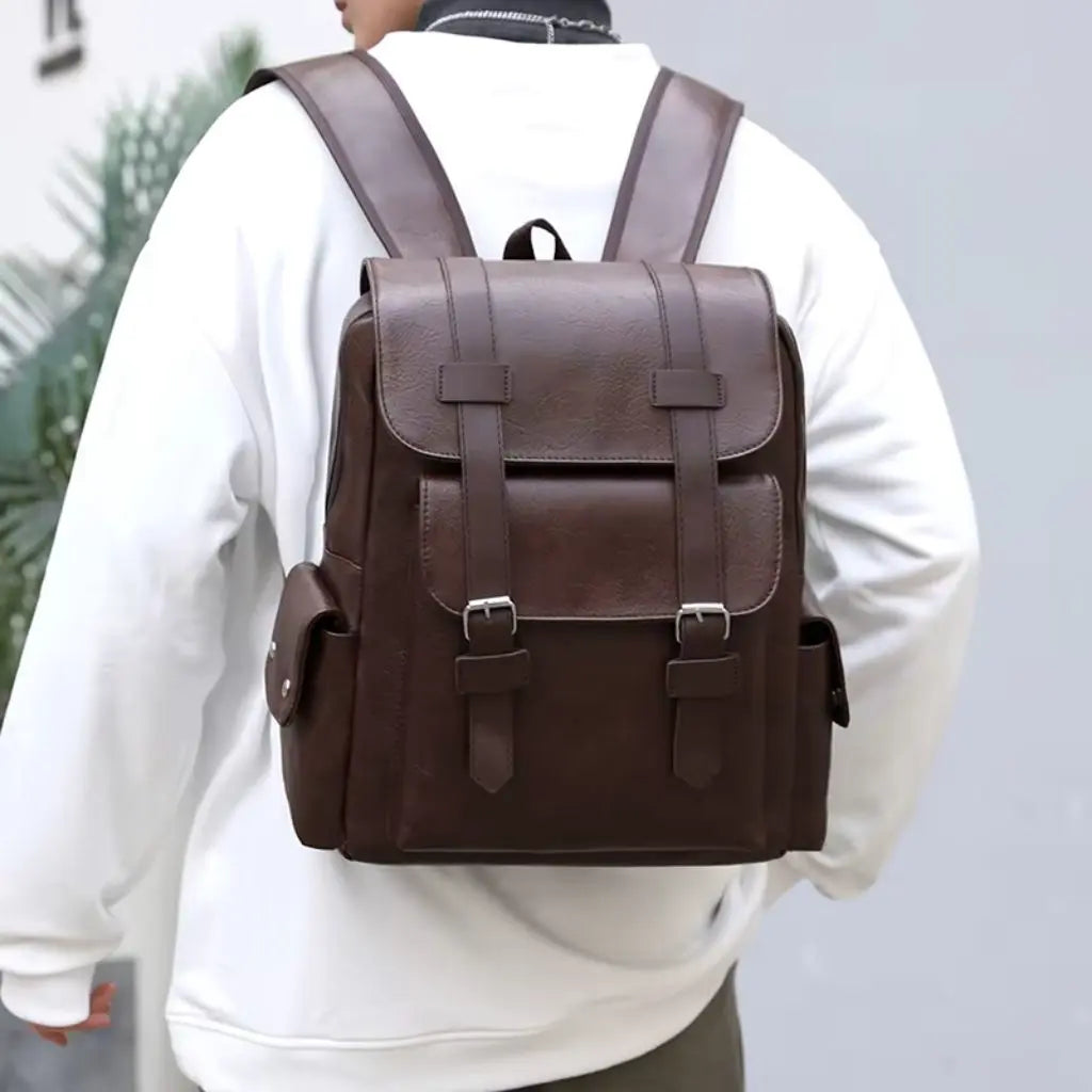 Achteraanzicht van de Heren laptop rugzak 13 inch Donkerbruin, met brede verstelbare schouderbanden en een comfortabel rugpaneel.