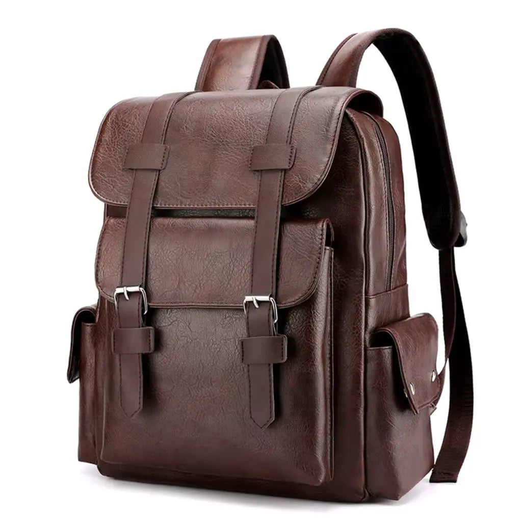 Vooraanzicht van de Heren laptop rugzak 13 inch Donkerbruin, met een klassiek design, twee stevige lederen gespen en een groot hoofdvak voor laptop en accessoires.