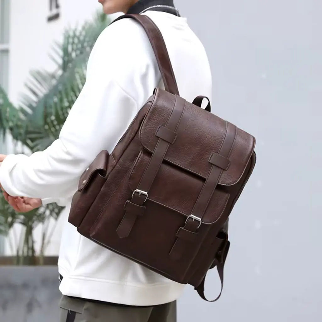 Zijaanzicht van de Heren laptop rugzak 13 inch Donkerbruin, met een stevig zijvak en hoogwaardige afwerking voor duurzaamheid en stijl.