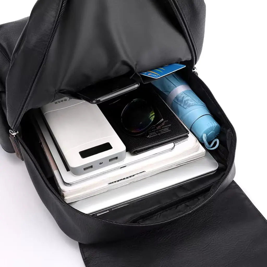 De Heren laptop rugzak 13 inch zwart geopend, met een laptop, zonnebril, powerbank, paraplu en andere benodigdheden, perfect voor werk en reizen.