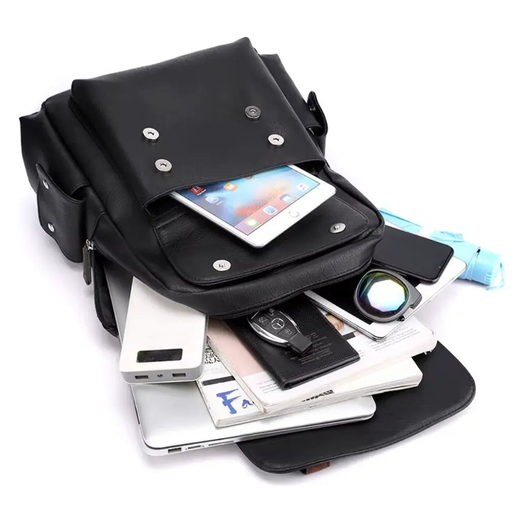 Bovenaanzicht van de Heren laptop rugzak 13 inch zwart, gevuld met een tablet, boeken, een powerbank en andere zakelijke accessoires.