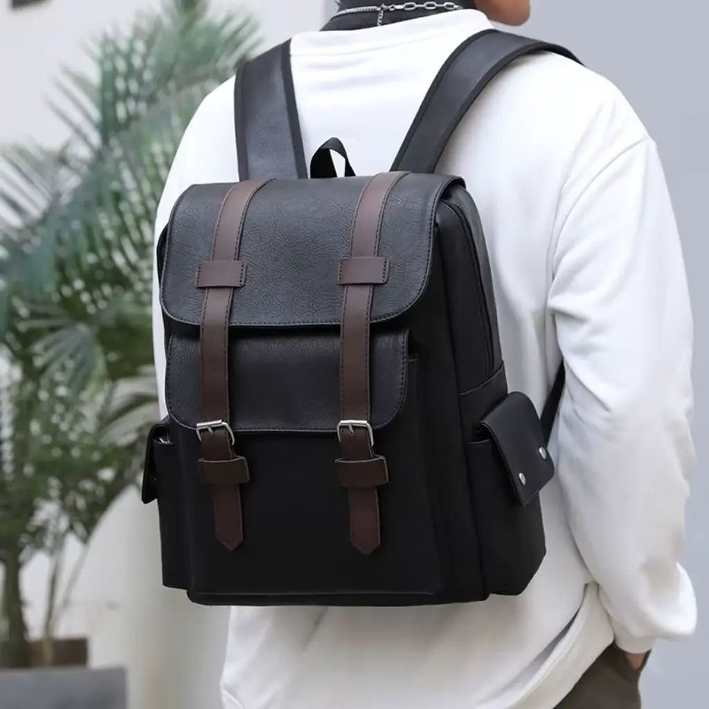 Achteraanzicht van de Heren laptop rugzak 13 inch zwart, gedragen door een man, met brede schouderbanden en een ergonomisch rugpaneel.