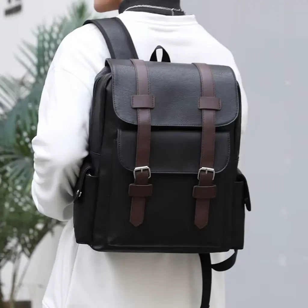 Een man draagt de Heren laptop rugzak 13 inch zwart op de rug, met een moderne en elegante look, geschikt voor werk of school.