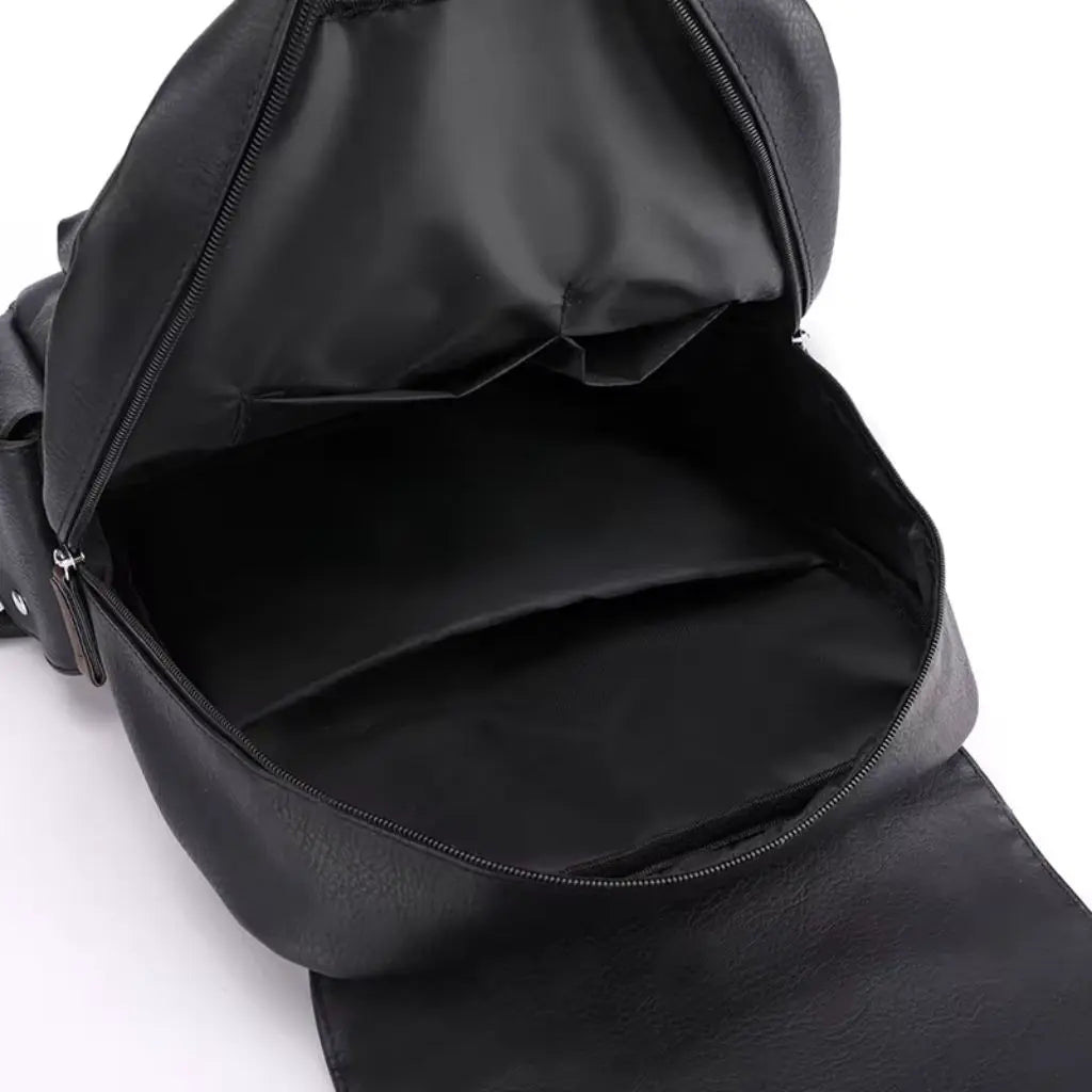 Interieur van de Heren laptop rugzak 13 inch zwart, met een ruim hoofdvak en een stevige binnenvoering, ideaal voor het veilig opbergen van een laptop en accessoires.