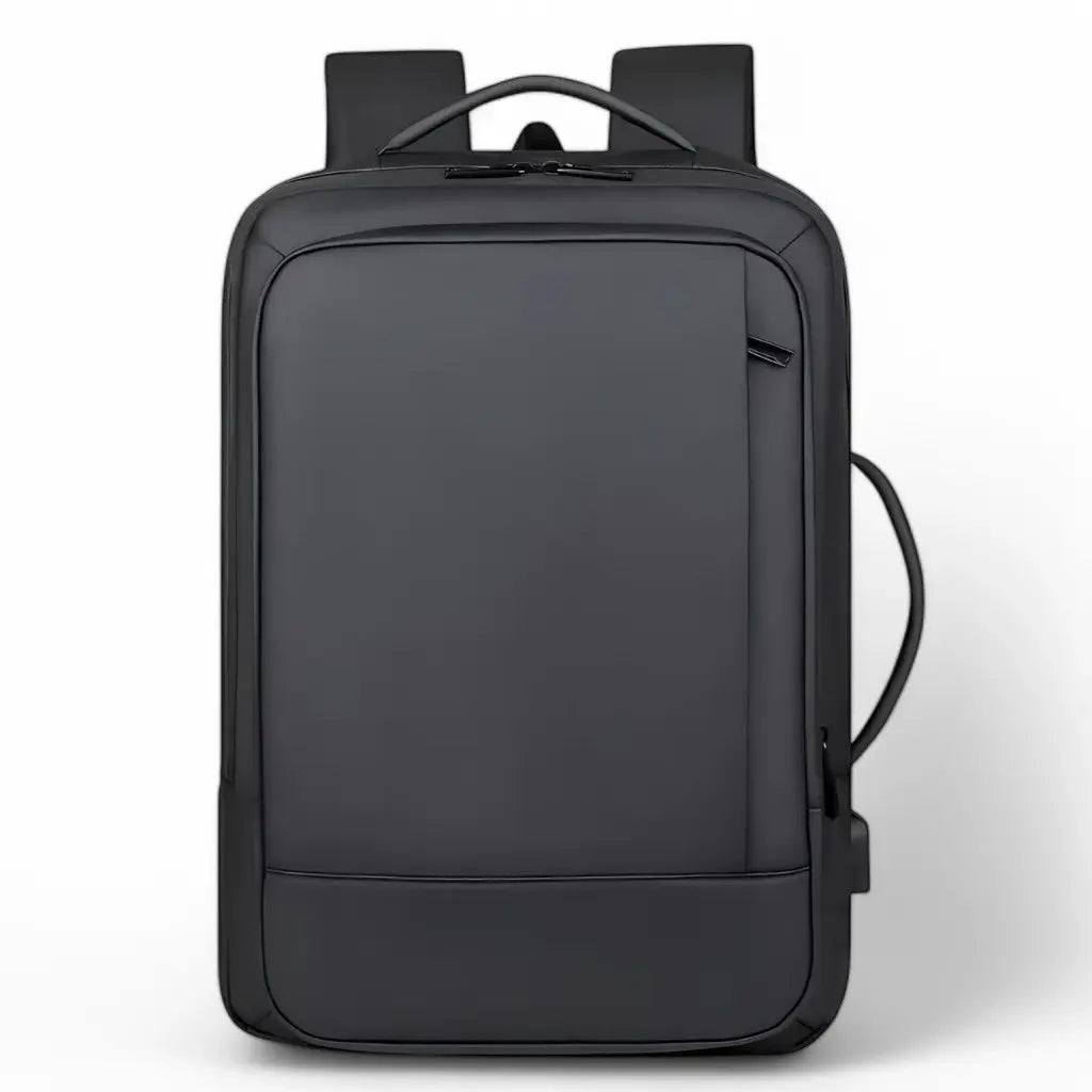 Zwarte heren laptop rugzak, vooraanzicht. De rugzak heeft een strak en minimalistisch ontwerp met een groot voorvak en een stevige handgreep aan de bovenkant.