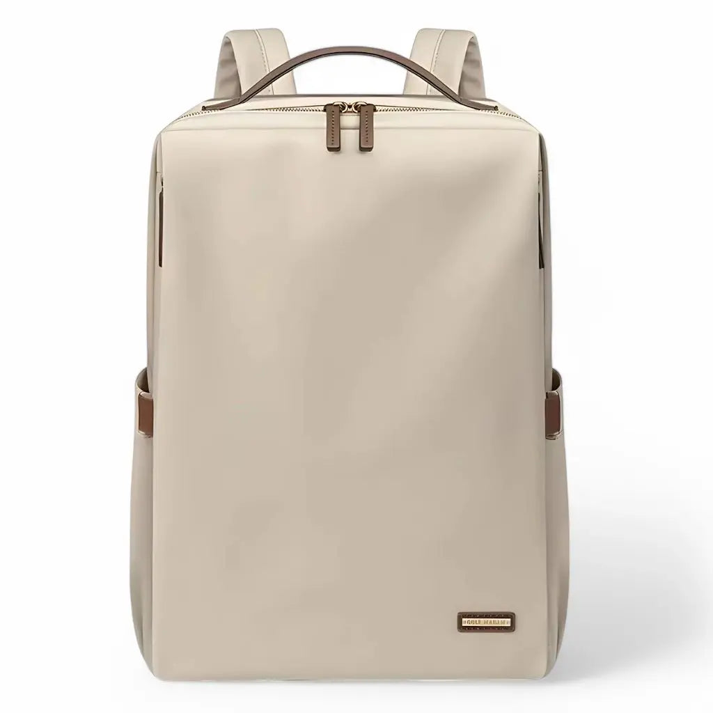 Stijlvolle laptop rugzak 14 inch beige met een minimalistisch en strak ontwerp, voorzien van een dubbele ritssluiting en subtiele lederen accenten.