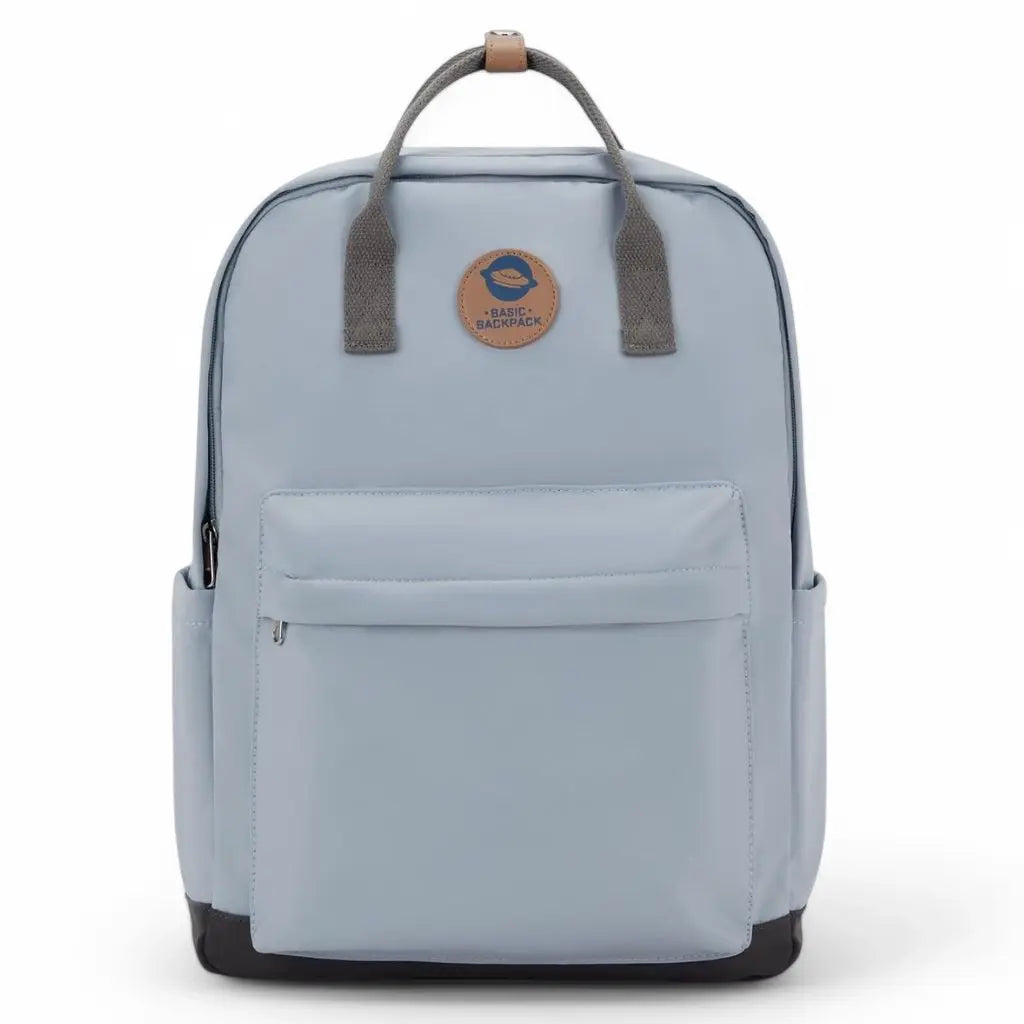Een laptop rugzak 14 inch meiden blauw met lichtblauwe stof, grijze handgrepen, een Basic Backpack leren logo en een ruim voorvak, perfect voor dagelijks gebruik op school of werk.