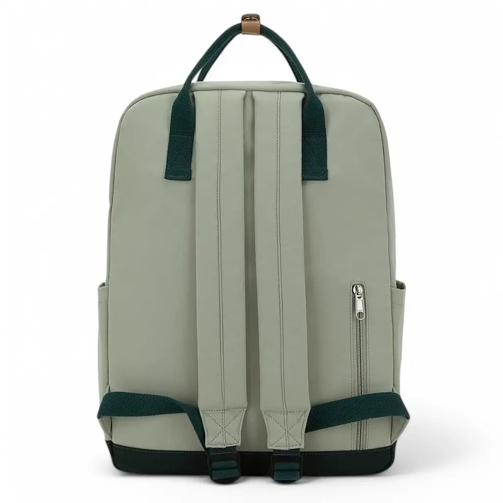 Achterkant van een groene laptop rugzak 14 inch met verstelbare schouderbanden en een verborgen ritsvak. Comfortabel en praktisch ontwerp.
