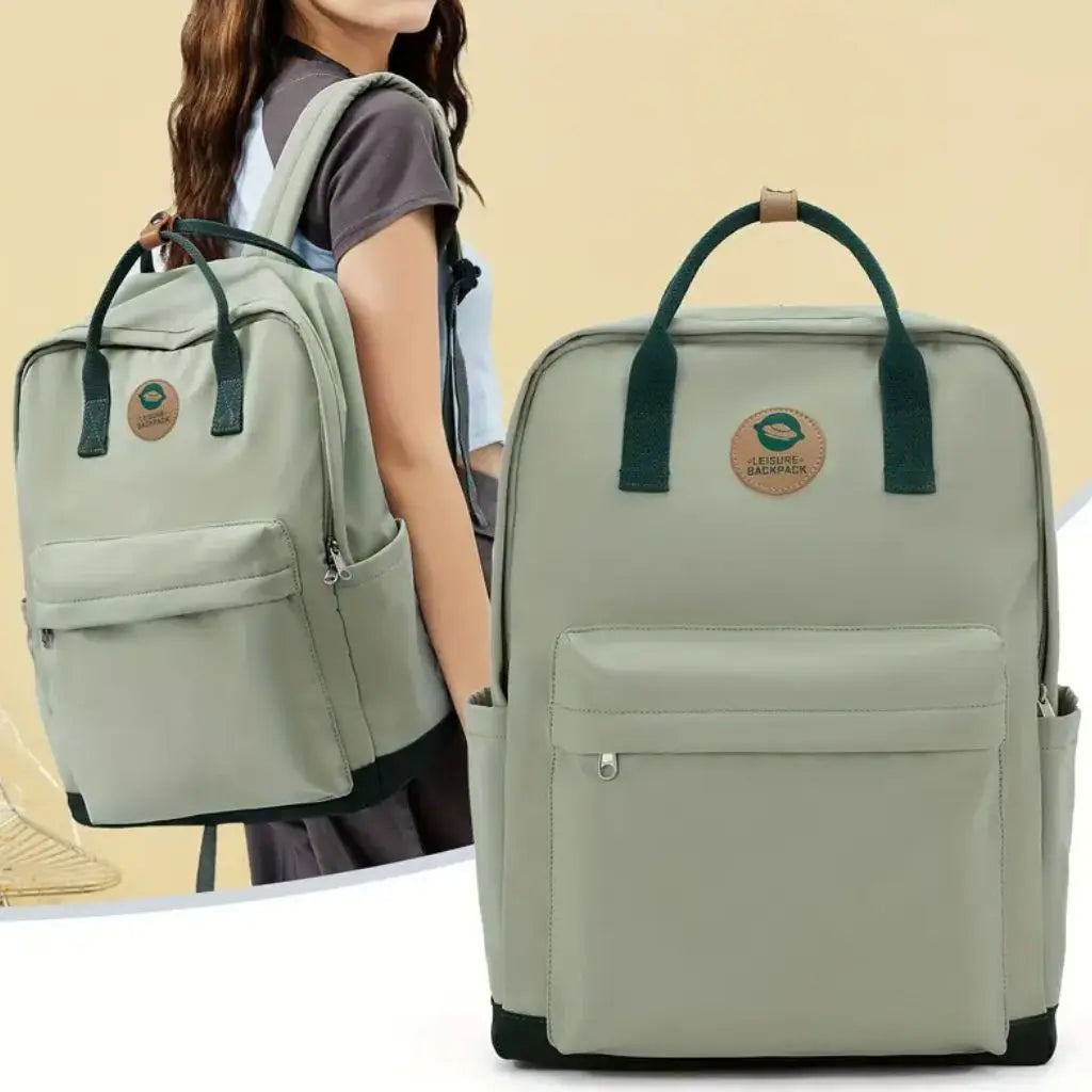 Meisje draagt een groene laptop rugzak 14 inch op haar rug. De tas heeft een modern en trendy design, perfect voor school of dagelijks gebruik.