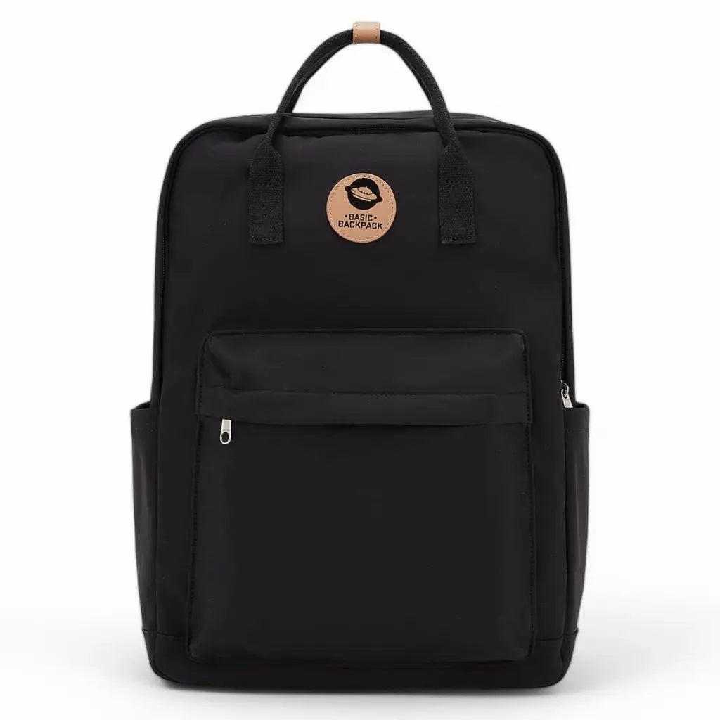 Vooraanzicht van een zwarte laptop rugzak 14 inch met een groot voorvak en stevige handvatten. Perfect voor school, werk of vrije tijd.