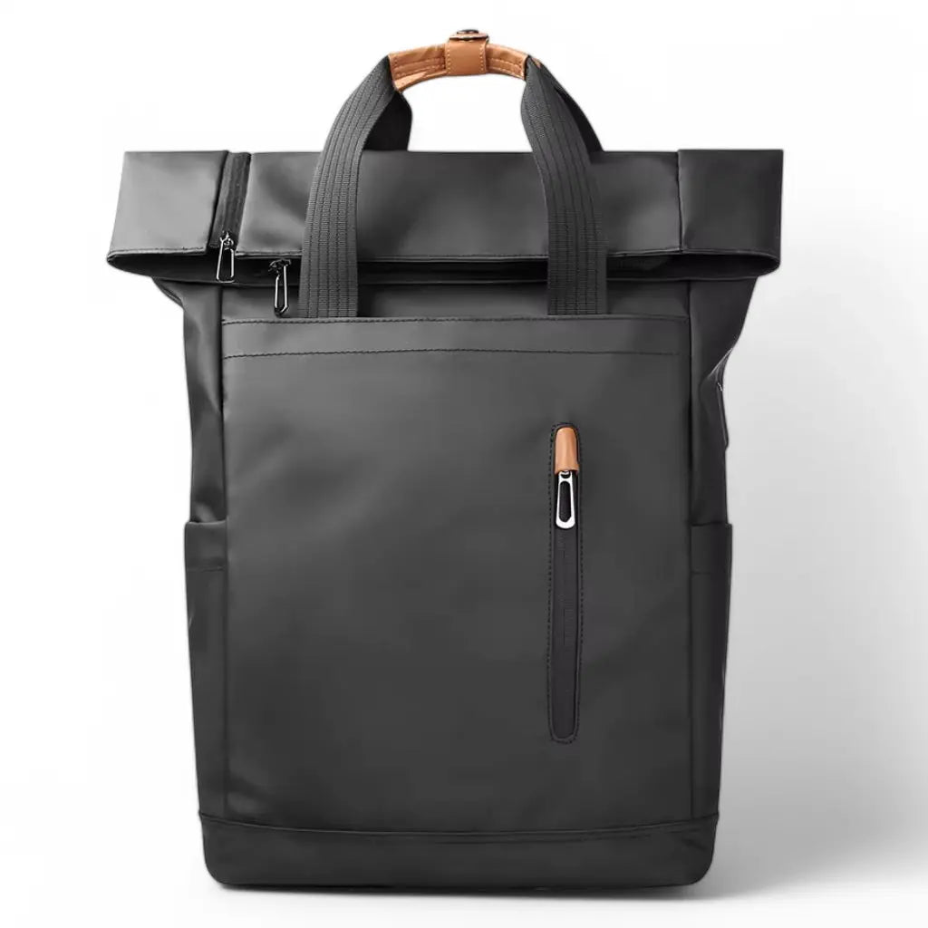 Laptop rugzak 15.6 inch fiets met rolltop-design in stijlvol zwart met bruine lederen accenten. De waterdichte rugzak heeft praktische ritsvakken en stevige handgrepen, perfect voor Nederlandse fietsforensen in alle weersomstandigheden.