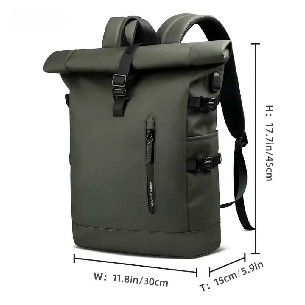 Laptop rugzak 15.6 inch met veel vakken met aangegeven afmetingen: 45cm hoog, 30cm breed en 15cm diep. De legergroene rolltop rugzak heeft een perfect formaat voor dagelijks gebruik door Nederlandse fietsforensen.