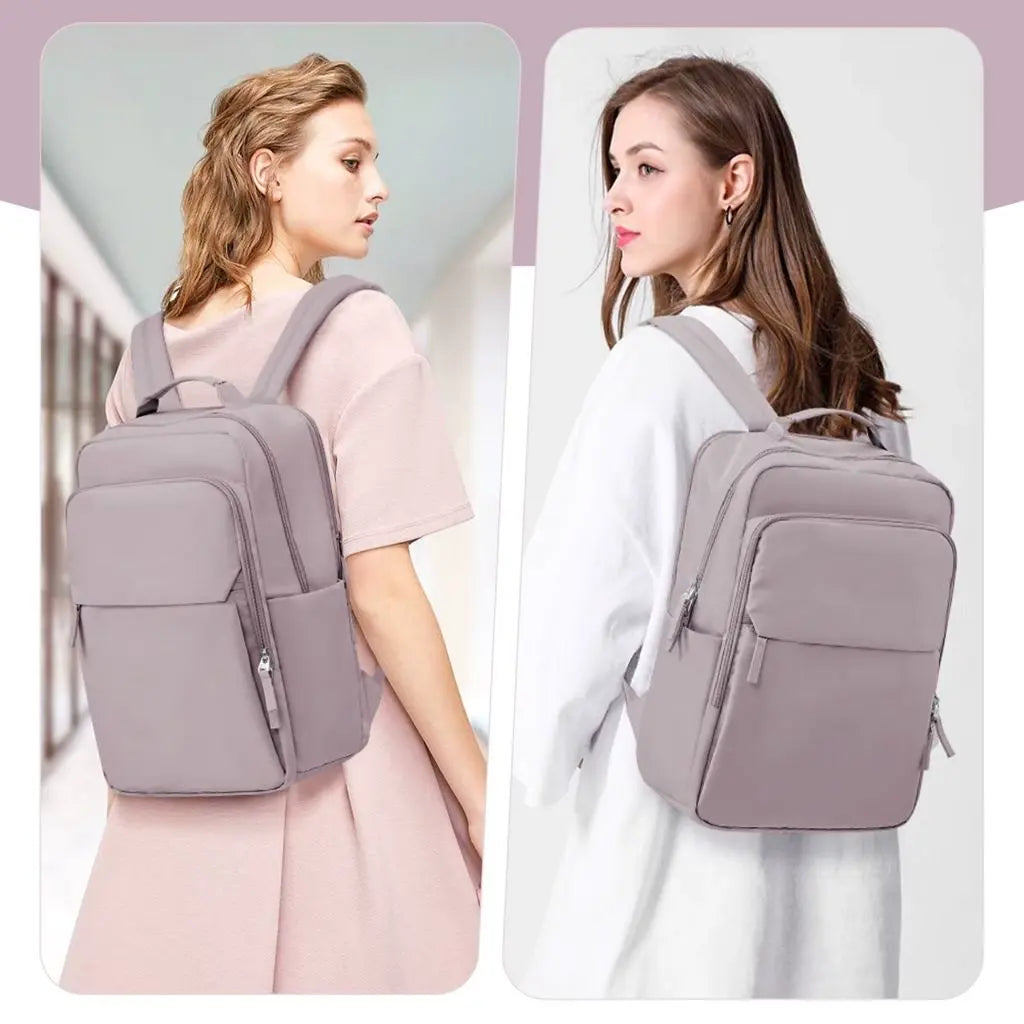 Twee jonge vrouwen dragen een roze laptoprugzak van 15.6 inch, perfect voor dagelijks gebruik en werk.