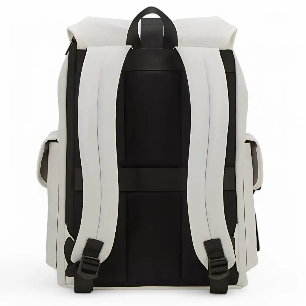 Laptop rugzak 16 inch wit en zwart vanaf de achterkant gefotografeerd, met ergonomische zwarte schouderriemen en een goed geventileerd rugpaneel voor comfortabel fietsgebruik in Nederland.