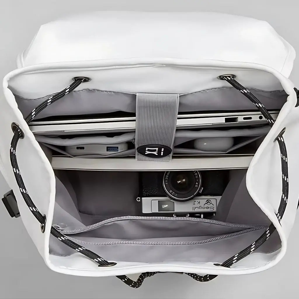Laptop rugzak 16 inch wit en zwart met open bovenkant die het ruime binnencompartiment toont met speciale opbergvakken voor laptop, camera en andere accessoires voor de veelzijdige Nederlandse professional.