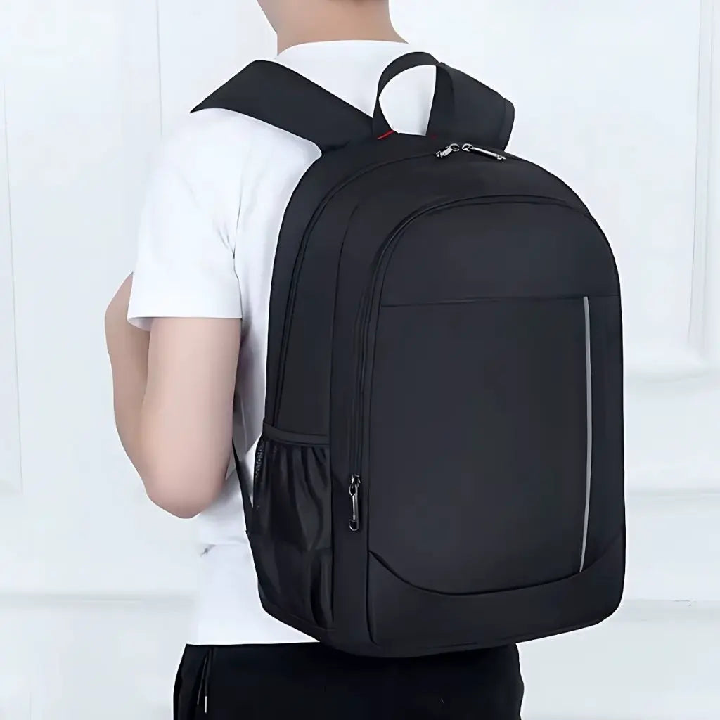 Man draagt een zwarte laptop rugzak 17.3 inch op zijn rug. De tas heeft verstelbare schouderbanden en een ruim interieur voor boeken en een laptop.