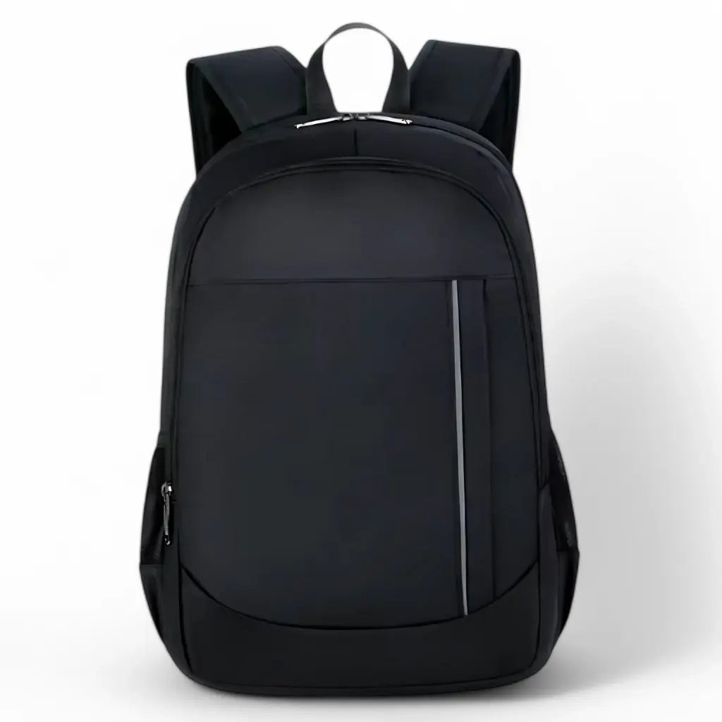 Vooraanzicht van een zwarte laptop rugzak 17.3 inch met een modern design. De rugzak heeft meerdere vakken en een stevige ritssluiting.