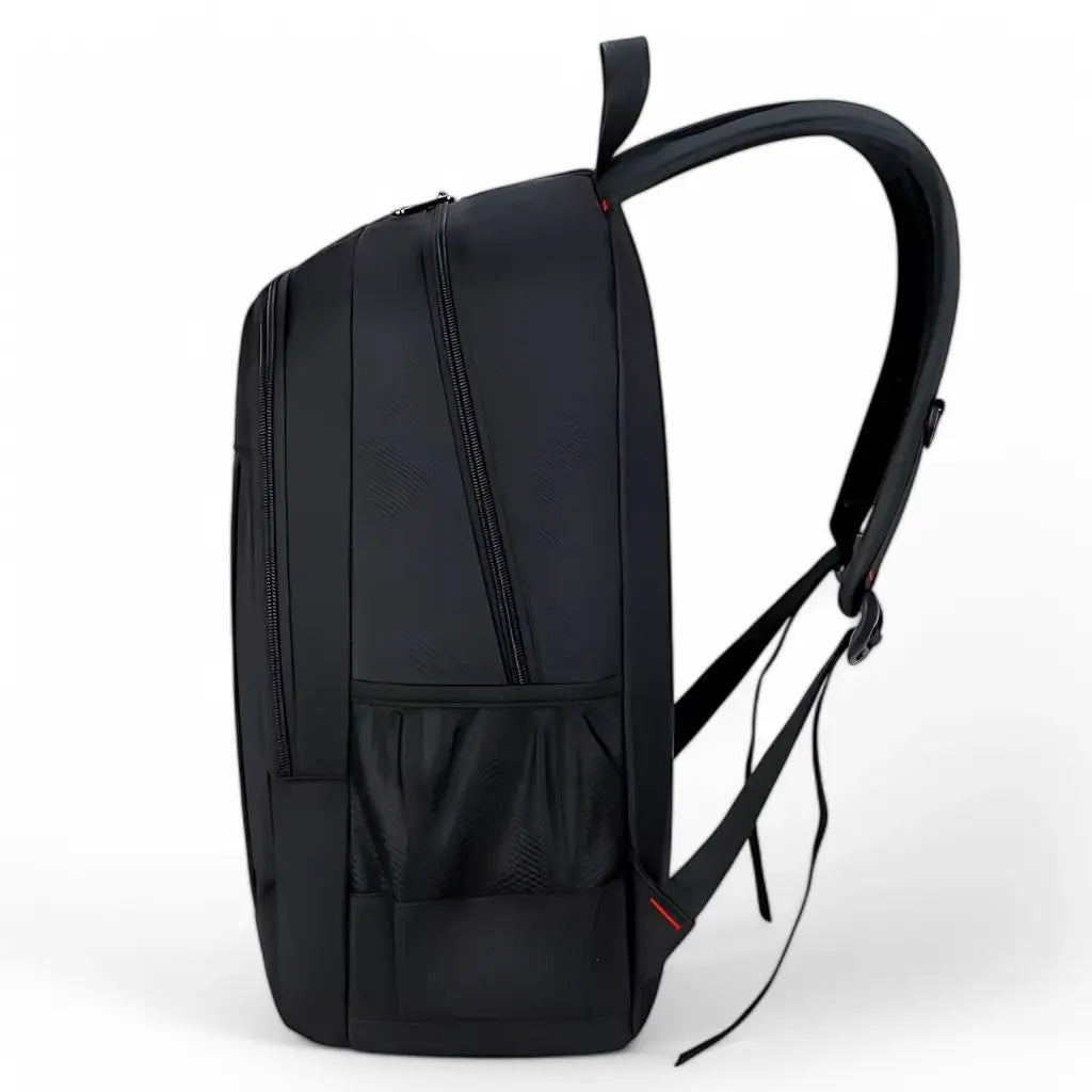 Zijaanzicht van een zwarte laptop rugzak 17.3 inch, met een strak en slank ontwerp. De tas heeft een zijvak voor een flesje en stevige ritsen voor extra veiligheid.