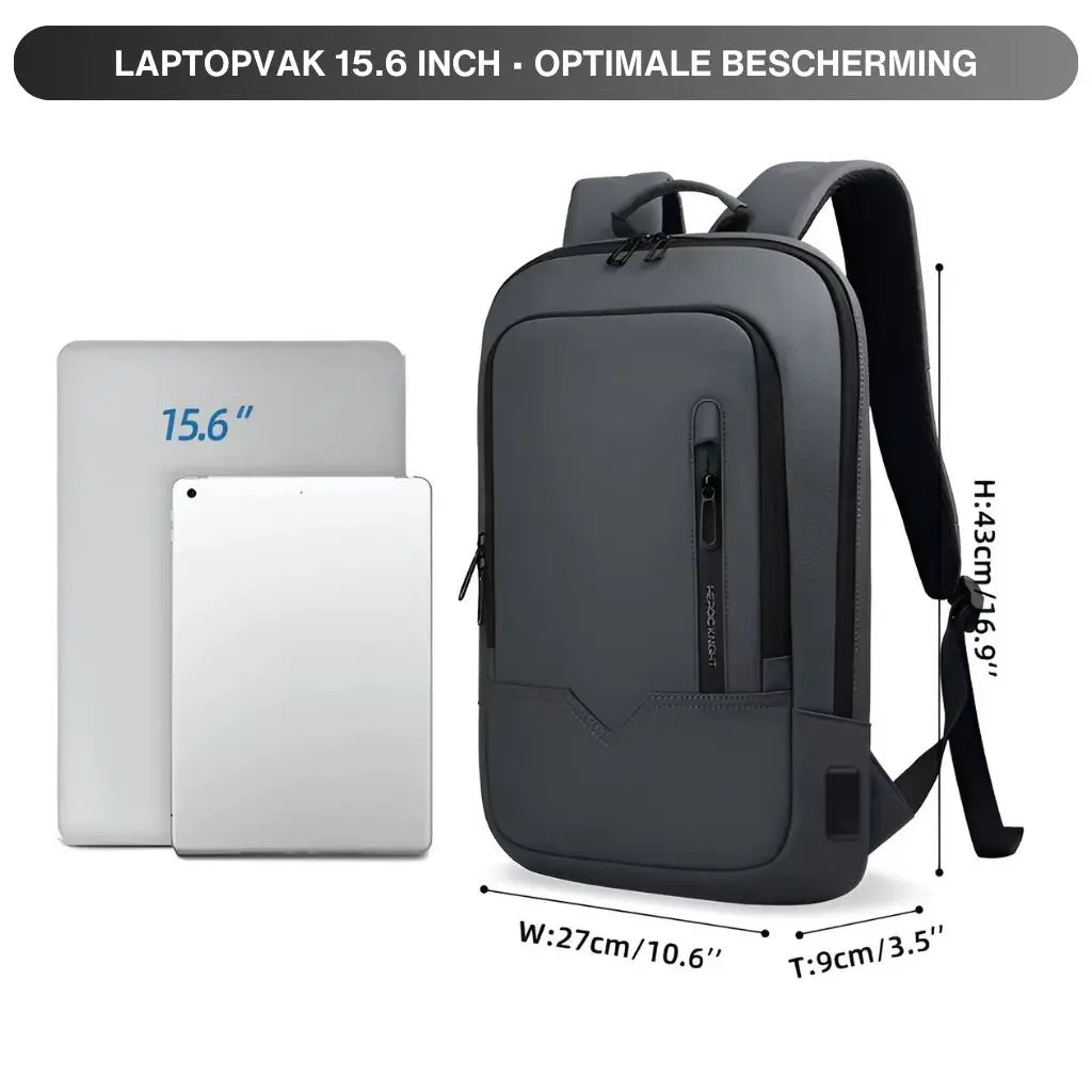 Laptop rugzak 17 inch grijs met afmetingen en een 15,6-inch laptop en tablet ernaast, wat de compatibiliteit en ruime opbergruimte toont.