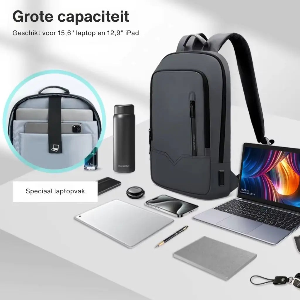 Laptop rugzak 17 inch grijs met een overzicht van de grote opbergruimte, inclusief vakken voor laptop, tablet, waterfles en andere accessoires.