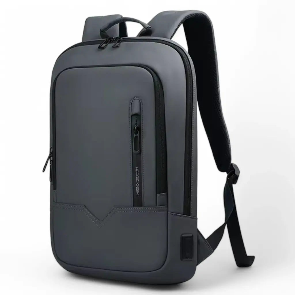 Stijlvolle laptop rugzak 17 inch grijs met een minimalistisch ontwerp, meerdere ritsvakken en gewatteerde schouderbanden voor extra comfort.