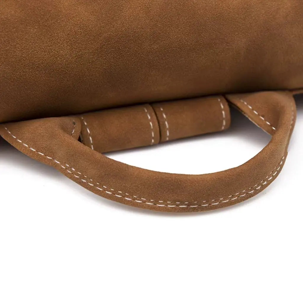 Laptop rugzak dames 13 inch met een stevig en comfortabel handvat van dezelfde cognackleurige stof, met fijne stiksels voor een luxe uitstraling.