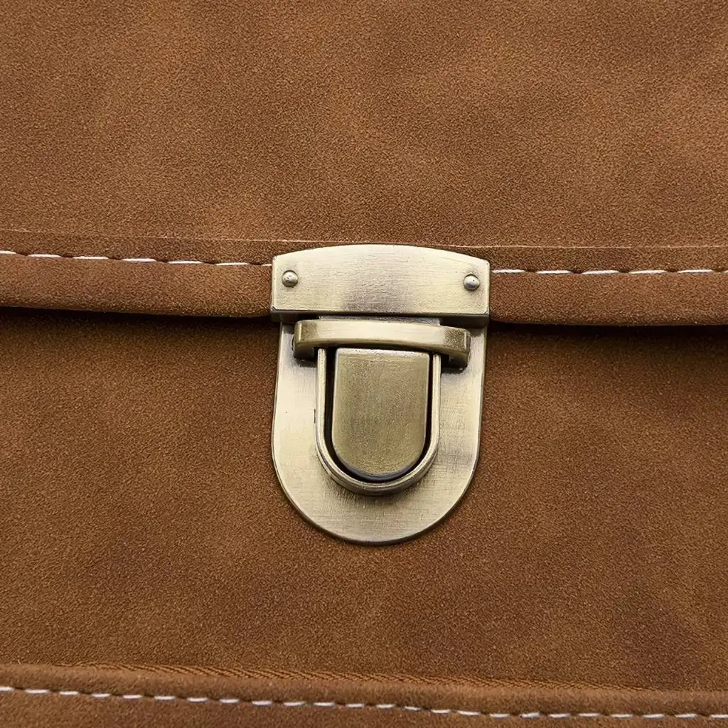 Laptop rugzak dames 13 inch met een elegante metalen sluiting in vintage stijl. Stevig en veilig, met een subtiel design.
